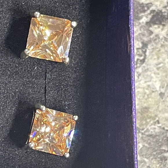 Elegant Gold Stud princess cut morganite 

Beautiful 
Worn once - Picture 15 of 16